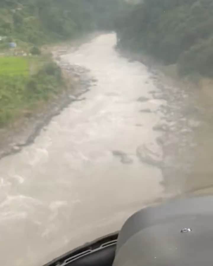野口健のインスタグラム：「荷物に埋もれて、マナスルへ出発。 雲が多く低空飛行でマナスルへ。パイロット、かなり責めてますね。  ♯野口健 ♯マナスル」
