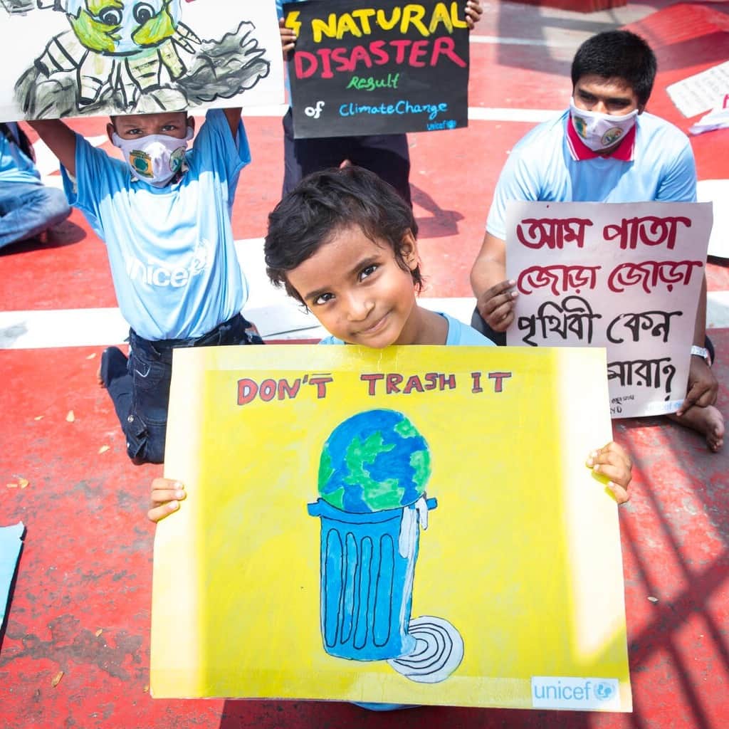 unicefのインスタグラム：「According to General Comment 26, countries must uphold children’s rights to a clean, healthy, and sustainable environment.  Through climate strikes, campaigns and by speaking out young people are demanding urgent #ClimateAction.  World leaders must act now! @‌FridaysForFuture  © UNICEF/UN0540783/Mawa © UNICEF/UN0547115/Elwyn-Jones © UNICEF/UN0728558/」