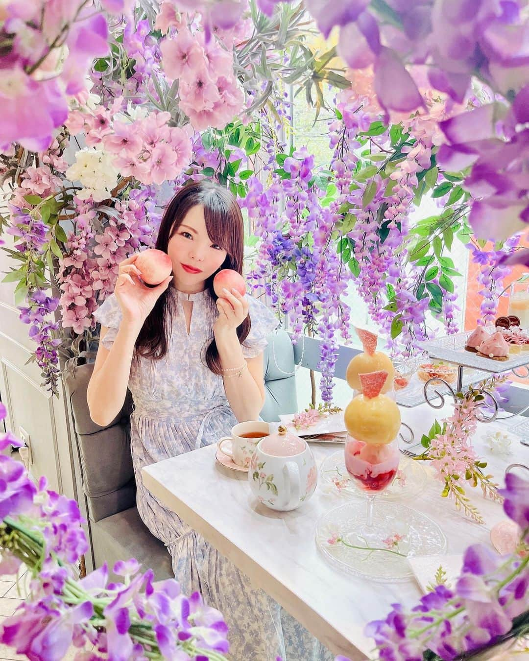 Mikaのインスタグラム：「『Peach Afternoon Tea』  大好きな桃づくしで幸せ💕　ほんと可愛い場所😍  🍑 🍑🍑 🍑🍑🍑  @hautecouturecafe_official 🫖  【right plate】 Peach Tartine 桃のタルティーヌ Pavé de chocolat pêche パヴェ・ドゥ・ショコラ ペシェ Caprese with peaches and burrata cheese 桃とブラータチーズのカプレーゼ Peach and Prosciutto Sandwich 桃と生ハムのオープンサンド  【center plate】 Mousse au Pêche ムース オ ペシェ Plum Mont Blanc すももモンブラン 3-layer entremets of citrus jelly, pêchet jelly and almond pudding シトラスゼリー、ペシェジュレ、杏仁豆腐の３層アントルメ  【left plate】 Poached swordfish with mashed potatoes and Genovese sauce 太刀魚のポワレ、トリュフ香るマッシュポテトと合わせて、ジェノベーゼソースで Vichyssoise ビシソワーズ  【pasta】 Cold Peach Cappellini 冷たい桃のカッペリーニ  #美花展 #ヌン活 #ヌン活女子 #アフタヌーンティー #アフタヌーンティー東京 #アフタヌーンティーセット  #アフタヌーンティー部  #アフタヌーンティー大好き  #アフタヌーンティーのある暮らし  #甘党女子  #スイーツ女子  #中目黒カフェ #中目黒カフェ巡り  #インスタ映えカフェ  #インスタ映えグルメ  #フォトジェニック #被写体 #被写体モデル  #被写体なります  #被写体希望  #自撮り女子部  #自撮り女子  #自撮りモデル  #撮影モデル依頼受付中  #撮影モデル #東京カフェ  #afternoonteatokyo  #afternoonteaparty  #tokyocafe #tokyogirls」