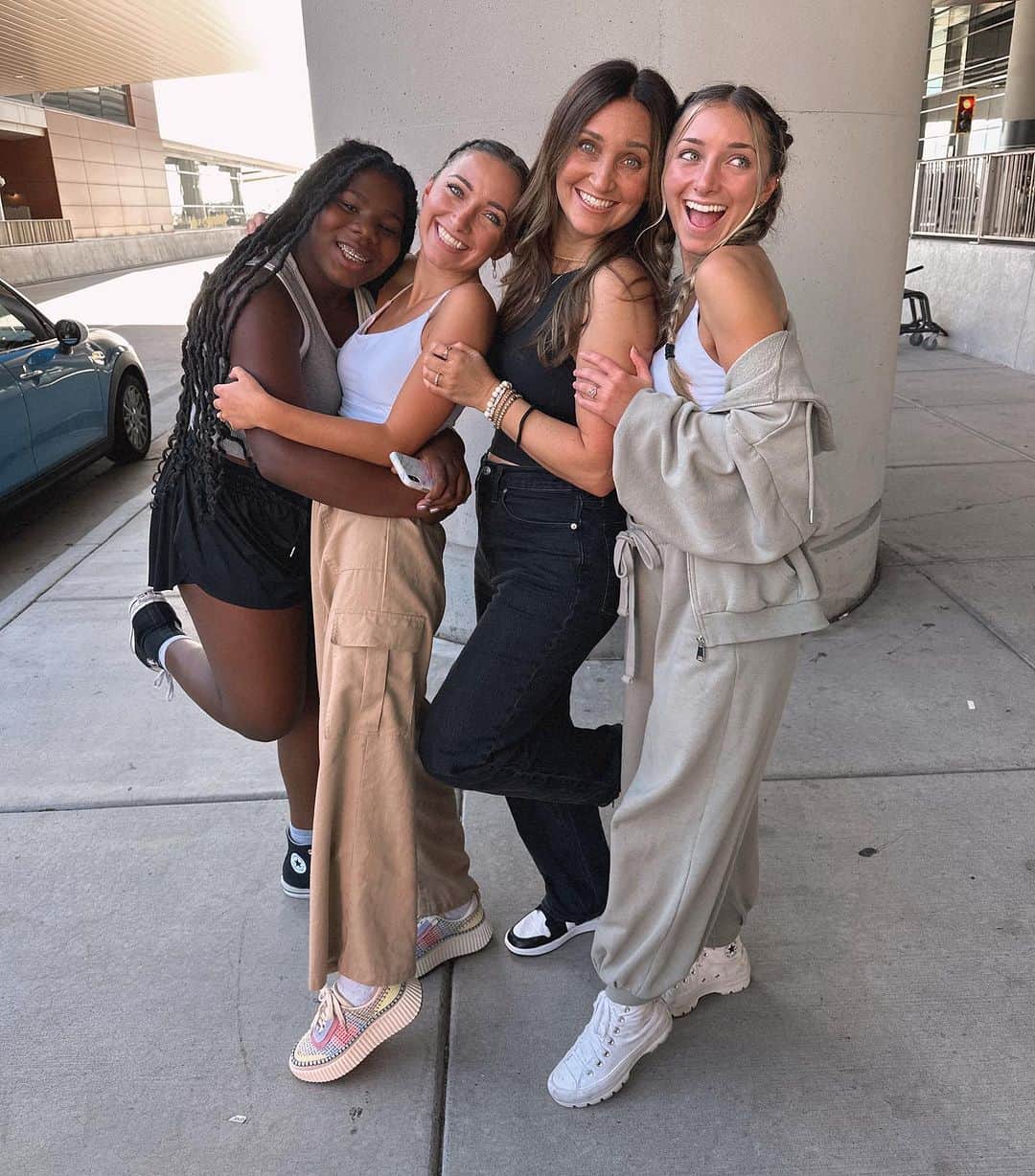 Brooklyn and Baileyのインスタグラム：「4/6 of the McKnight girls 🫶🏼」