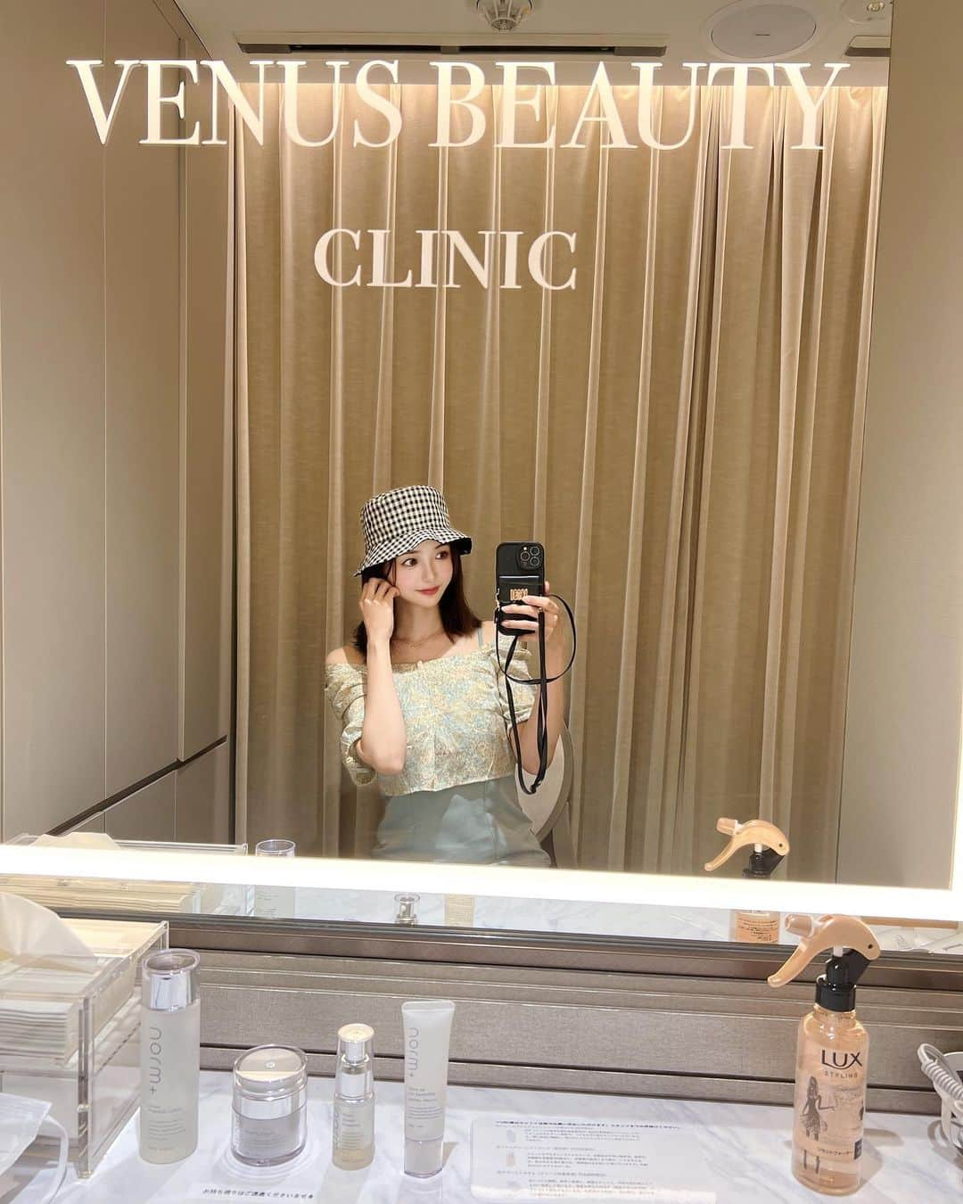 ゆうたむのインスタグラム：「VENUS BEAUTY CLINIC 銀座にて  ヘアアートメイクの施術にしてきました😊 @venus_beauty_clinic   全部で3回で仕上がるコースの今回1回目で 1回目は控えめに入れるので今回はまだ仕上がりではないのですが 1回でも薄くなってたところがマシになってきた❣️  おでこのM字ハゲ気にしてたのですが アップヘアのヘアアレンジを避けてしまっていたのですがこれから気にせずできるようになるといいな🥺  fixerというパウダータイプの施術とストロークという毛流れを線で描くタイプの施術があるみたいですがfixerにしていただきました😊  ＠venus_beauty_clinic ＠vb_medical_art @ mochizuki_venusbrows  #venusbeautyclinic  #ヘアアートメイク  #アートメイク #artmakeup  #美容クリニック #美容外科 #アンチエイジング  #ゆうたむの美容メモ📝  #sponsored」