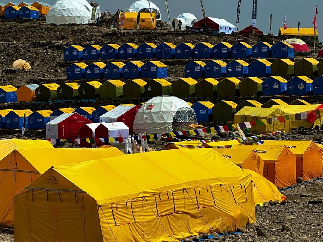 野口健さんのインスタグラム写真 - (野口健Instagram)「マナスルのベースキャンプがすごいことになっています。 ものすごい数のテントです。  ♯野口健 ♯マナスル」9月16日 9時10分 - noguchiken8848