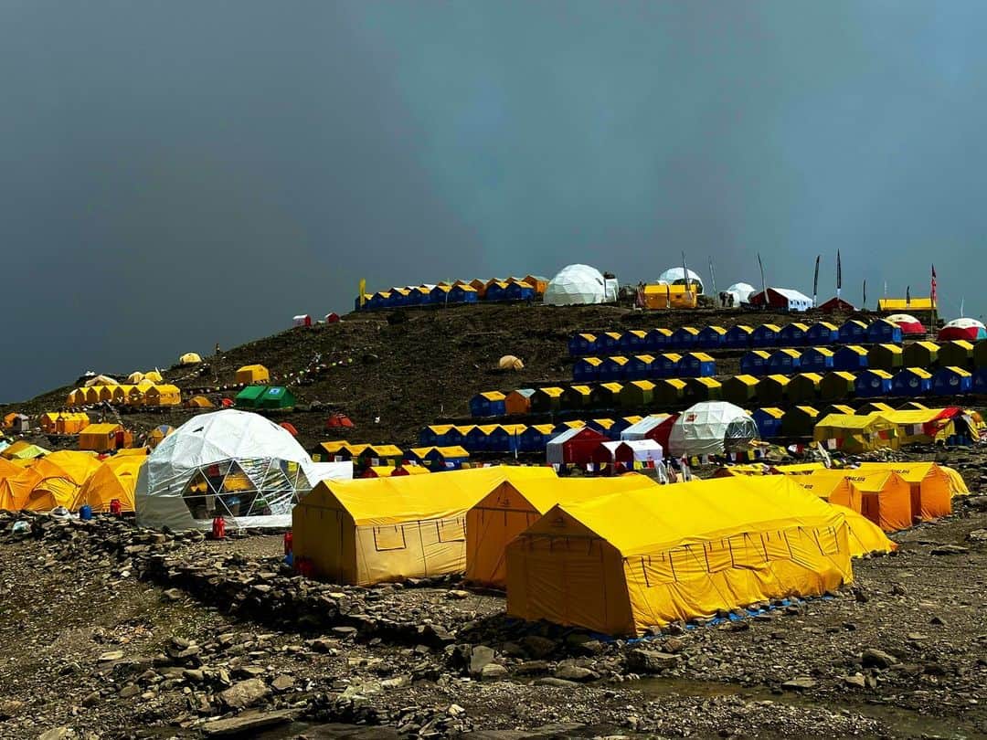 野口健さんのインスタグラム写真 - (野口健Instagram)「マナスルのベースキャンプがすごいことになっています。 ものすごい数のテントです。  ♯野口健 ♯マナスル」9月16日 9時10分 - noguchiken8848