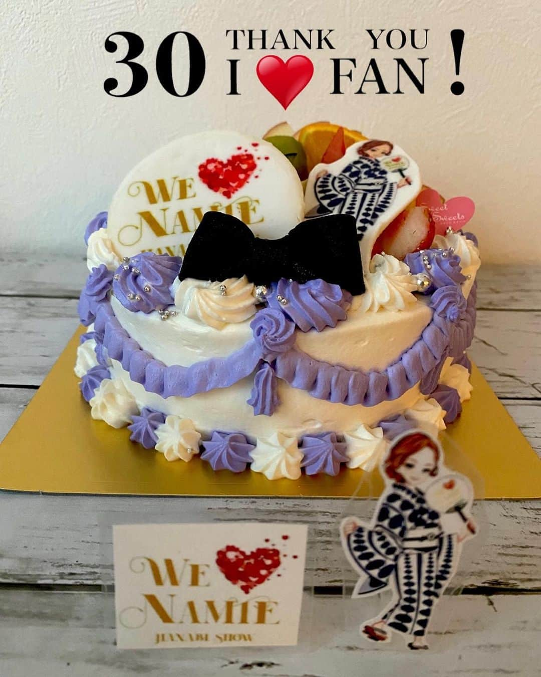 安室奈美恵　ファンアカウントさんのインスタグラム写真 - (安室奈美恵　ファンアカウントInstagram)「😍HANABI SHOWケーキ🎂  今日9月16日は安室ちゃんの日🖤 今年で最後のHANABISHOWに行けない私に友達がサプライズで安室ちゃんのHANABI SHOW🎂を🎁してくれました😭🙌🏽💕  めちゃくちゃ可愛いー❣️ お友達の優しさに心が温まりました🥰 安室ちゃんとお友達に感謝でいっぱいの1日です⸜❤︎⸝‍  HANABISHOWに行かれるアムラーさんは思いっきり楽しんで来て下さい😆✨  みわちゃんありがとう😘  #安室奈美恵#916#安室ちゃん#安室奈美恵ケーキ#namieamuro #amuronamie #サプライズ#サプライズケーキ #感謝#surprise #安室ちゃん好きな人と繋がりたい」9月16日 9時20分 - shizuka1119214