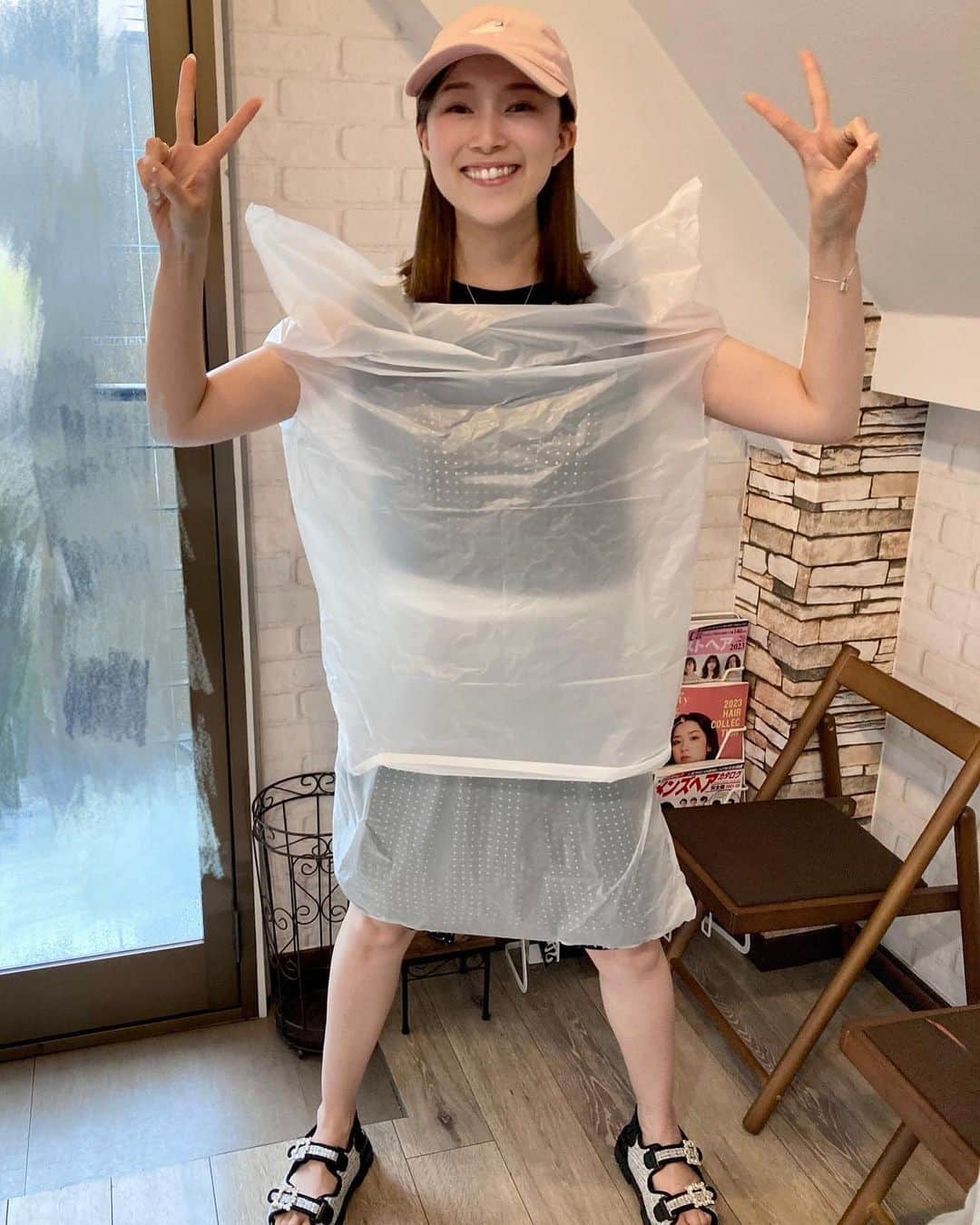 彩星りおんのインスタグラム：「ゴミ袋レインコート☔️  waterproof made of garbage bags🤣  美容師さんが作ってくれた😂 これのお陰でお洋服、ぜんっぜん濡れなかった！画期的！ これから突然の雨に備えてゴミ袋持ち歩こうかなーと思ったけど、それならレインコート持ち歩いた方がいいか。  長女はInternational Dot Dayで水玉模様のワンピースと傘🌂 次女はピカチュウ傘🌂 ふたつ並ぶと何だか可愛いね☺️💕  #rainyday #internationaldotday  #応用力 #大事」