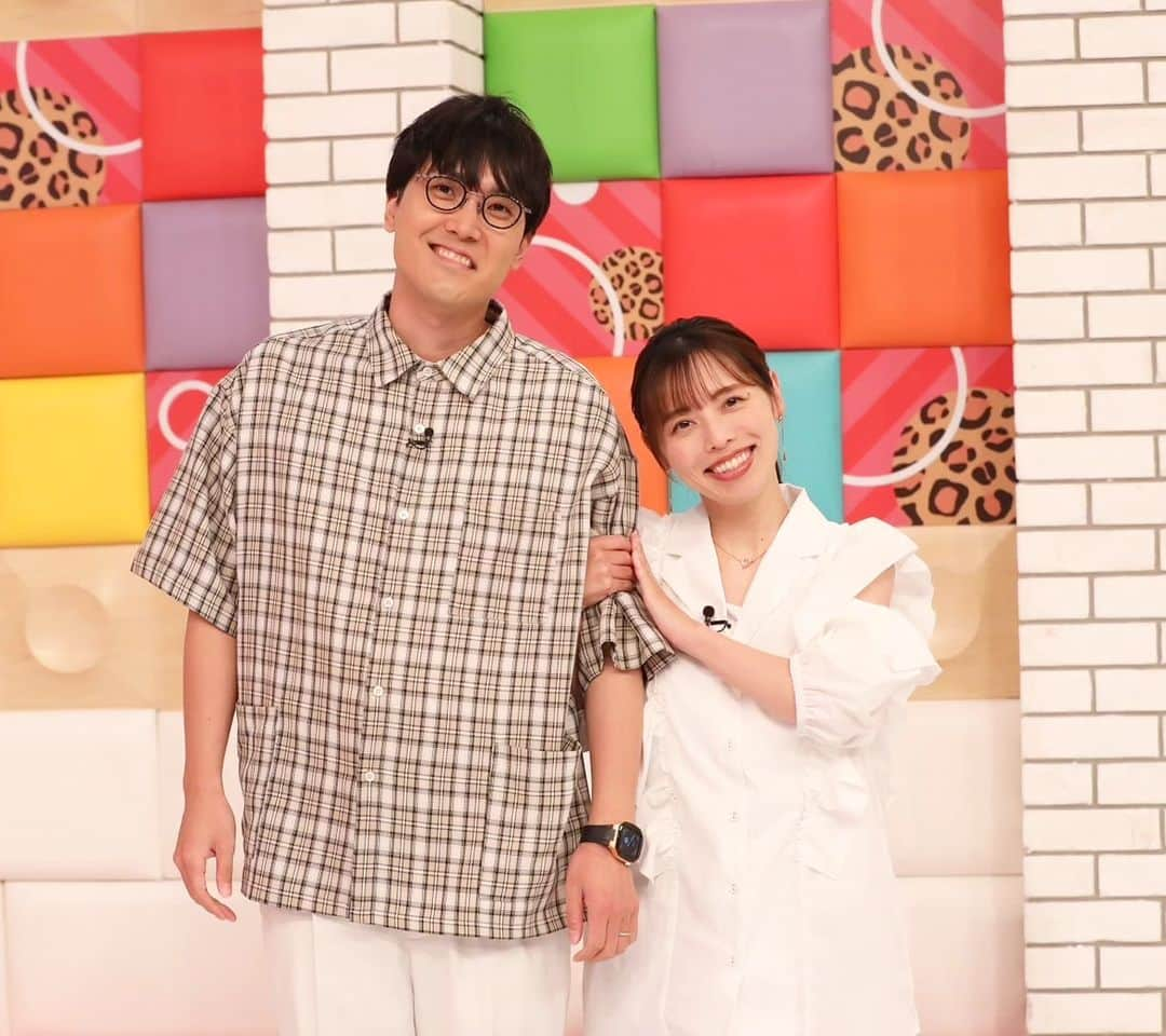 和泉杏のインスタグラム：「菊田夫婦で出演です！  9月16日(土) · 14:30 – 15:30 EX 「今田耕司の買うならイマダ　おかんと通販してみた！時々おとん」  いい感じに腕を組んだ気がしていたのですが、 しがみついてるみたいになってまいました😱  なぜかしら…ポーズって難しい🤔  会いたかったゆめちゃんに、突然会えて嬉しかったです♡ しかもパパさんにも会えました！ ニコニコ素敵な親子でした😄😄  観てねー♡♡♡  #今田耕司の買うならイマダ #ゆめちゃん #シカゴ #chicago #菊田夫婦 #菊田夫妻 #ハナコ菊田 #ハルカラ和泉 #ハルカラきょう #おかん」