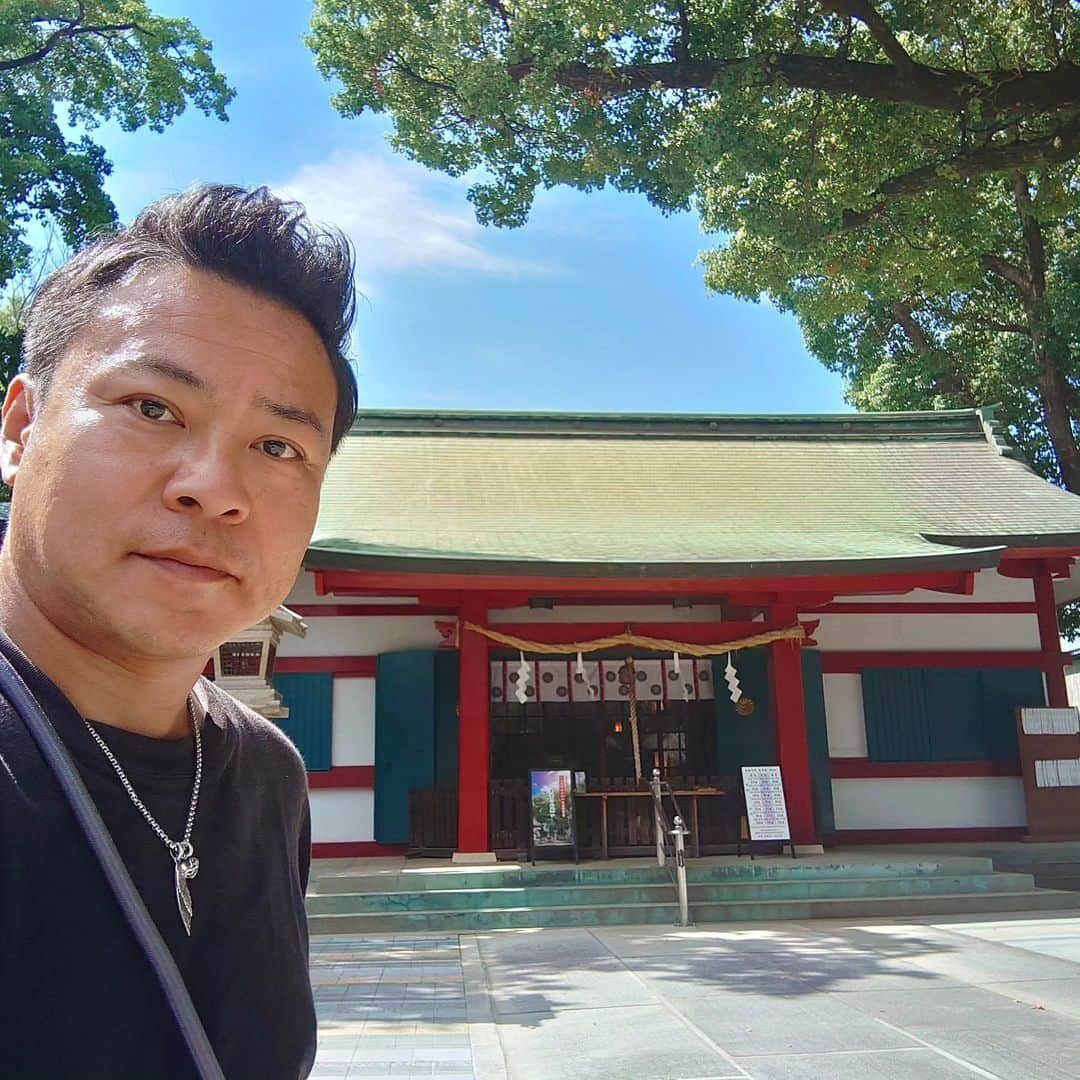 高井俊彦のインスタグラム：「行って参りました⛩️‼️ まだ行けてなかった⤴️ #パワースポット  #大阪市住吉区  #大依羅神社 #おおよさみじんじゃ   #大阪市神社フルコンプリートへの道  １２７社目👏  先日、教わったこの神社。 聞いていた以上の歴史ある素敵な所でした👍 #大己貴命 #月読尊 など古事記にゆかりのある神様が沢山祀られていて #神功皇后 が新羅征討のとき #底筒男命 #中筒男命 #表筒男命 という #住吉大社 の三神のお告げにより戦勝と航海の無事を祈ったという逸話も残る #水の神 #勝運の神  何よりもパワースポットとされてるのが、最後の写真 #龍神 さま🐉  めちゃめちゃオススメのスポットです🙏 中西さん、小寺さん、魚田さん教えて頂きありがとうございました🙇  皆さんご存知の素敵な神社情報お待ちしてます🤗」