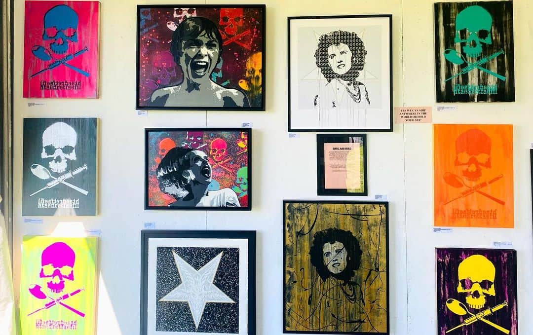 デイヴ・ナヴァロのインスタグラム：「My display at @riot_fest with @punkrockandpaintbrushes」