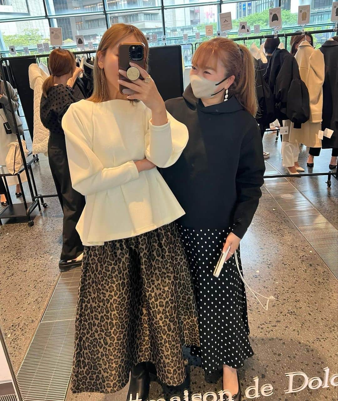 のインスタグラム：「⁡ ⁡ ⁡ ⁡ 先日　@glowplus__okao と @dolce._official 受注会に📝 ⁡ どれも可愛いかった🫶 ⁡ でも私は2枚目のアウターの 着た時の可愛いさにトキメキすぎて🤩 ⁡ @yuukii.i さん人気で写真撮れず だったけど映り込みで何気に スリーショット📷🤭 相変わらず優しく美でした🫶 ⁡ おかおのニコニコ系癒し😂 ⁡ ⁡ ⁡ ⁡ ⁡ #dolce展示会#dolce#maisondedolce#fashion#ootd#coordinate」
