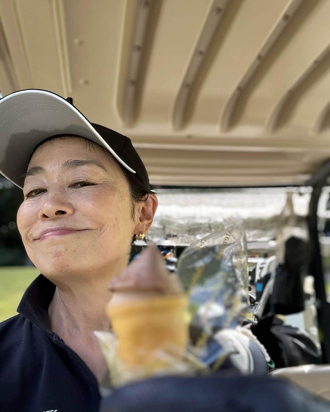 安藤優子さんのインスタグラム写真 - (安藤優子Instagram)「アイス食べてないでゴルフしろってか（笑）  #シャトレーゼビンテージゴルフ倶楽部   #フレンチブルドッグ  #安藤優子」9月16日 9時33分 - yukoando0203