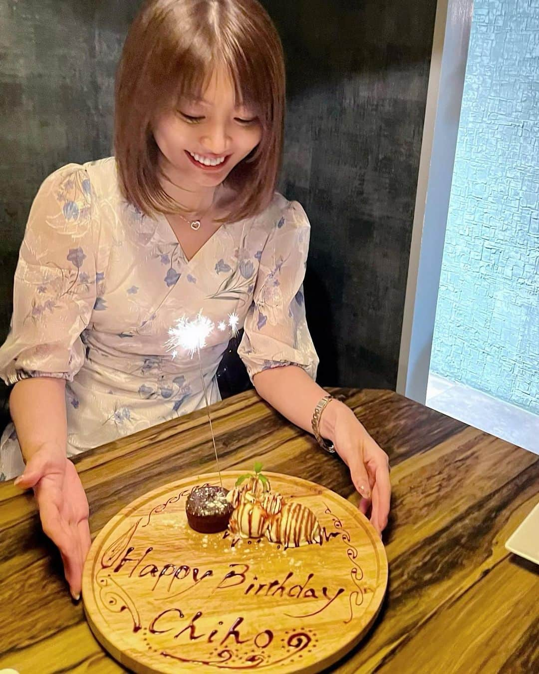 織田千穂さんのインスタグラム写真 - (織田千穂Instagram)「再び、ゆきちゃんに バースデー🎈🎂 サプライズお祝い🥂して貰いました♡ww どうもありがとう🙏🏻✨ 女子会にもぴったりのお店だった！ * もし宝塚に入ったらどんな名前にするか 真剣に考えて抜いた結果、 産み出された2人の名前が… “ほちりゅう” “元気ゆうき” って、、、、 あまりにもダサ過ぎて大爆笑😂😂😂😂😂 大爆笑しまくっても広々個室で安心w」9月16日 9時39分 - chihoda