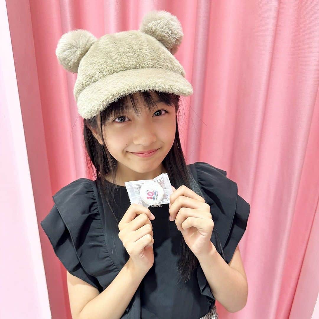 のインスタグラム：「新しくニコ☆プチモデルになった安藤実桜ちゃん　@andou_mio_official もマシュマロをGETしてくれたよ🩷  プチモになってからのご来店にスタッフも大喜び🙌🏻💕みおちゃん𝕋𝕙𝕒𝕟𝕜 𝕪𝕠𝕦 ❤︎" これからがんばってね✨️✨️  #jennilove  #ジェニィラブ #anniversary #10周年 #安藤実桜」