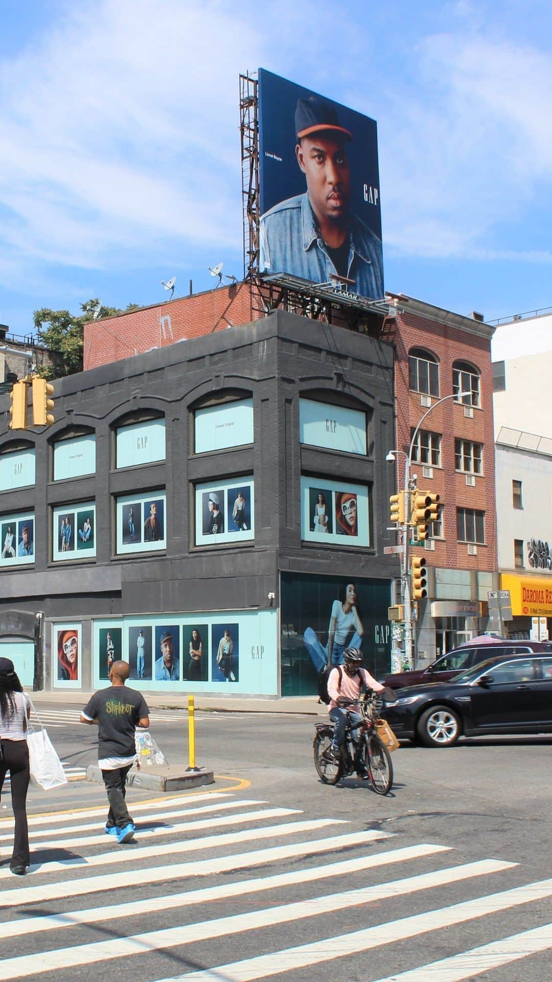 GAPのインスタグラム：「Spotted in Soho. Forever Original.」