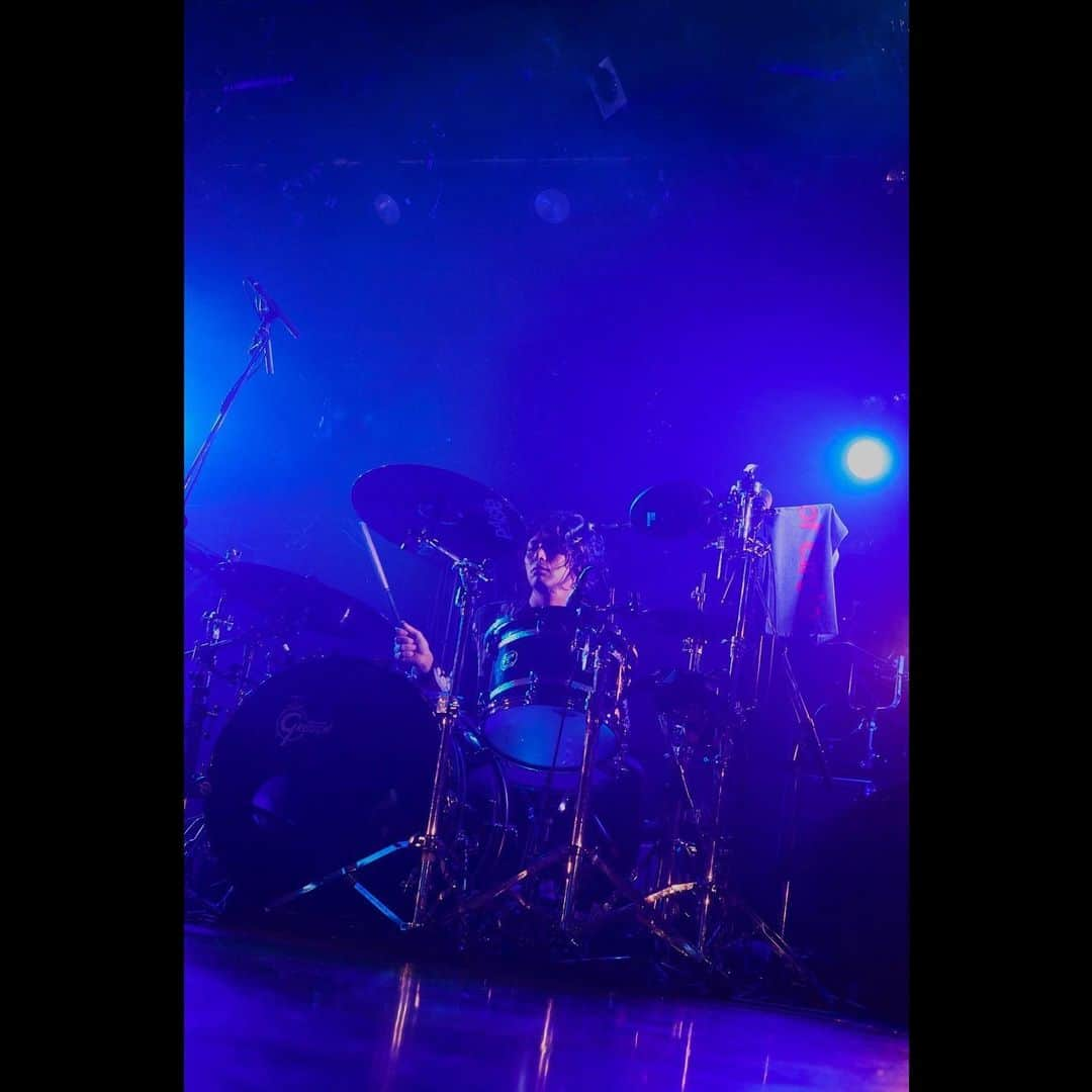 渡邊一丘さんのインスタグラム写真 - (渡邊一丘Instagram)「Tour  "HAPPY YAPPY BLOOD HUNT" 梅田CLUB QUATTRO いやはや、いろんな曲やりましたー！ありがとうございましたーー！  photo by 鈴木洋平」9月16日 9時49分 - watanabe_afloodofcircle