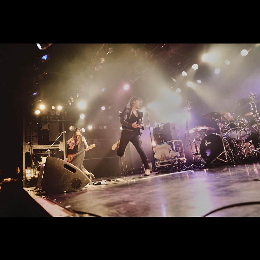 渡邊一丘のインスタグラム：「Tour  "HAPPY YAPPY BLOOD HUNT" 梅田CLUB QUATTRO いやはや、いろんな曲やりましたー！ありがとうございましたーー！  photo by 鈴木洋平」