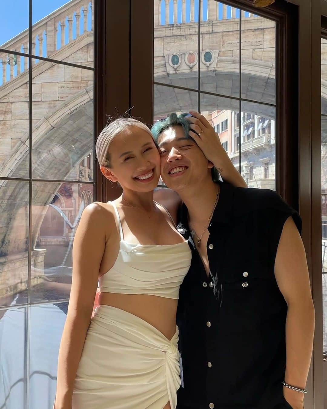 のインスタグラム：「心から尊敬している人と一緒にいれるのは本当にハッピーだね。彼女は僕を毎日特別な気分にさせてくれる。何かのために闘いたい、誰かと何かを築くために全てを捧げたい、と思う気持ちは美しい。僕たちはまだとても若くて、おっかない部分もある。不完全だしこれからかなり変わっていくと思う、そんな変化の中でともに成長していきたい、お互いを支え合っていきたい。いろんな噂や色んなことを言われようが、最高にクレイジーな彼女の闇も光も全て愛してる。俺をここまでちゃんと扱えるのは彼女だけだね。」