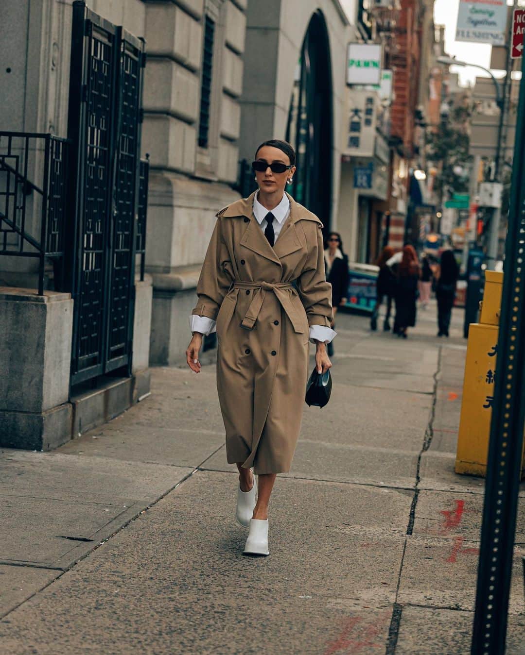 Bergdorf Goodmanさんのインスタグラム写真 - (Bergdorf GoodmanInstagram)「NYFW STREET STYLE 📸 As the weather finally cools off, we're in full embrace of Fall—and gleaning styling inspiration from these fresh takes on neutral essentials, seen on the streets during New York Fashion Week.」9月16日 9時55分 - bergdorfs