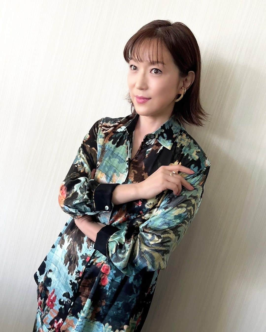 若村麻由美さんのインスタグラム写真 - (若村麻由美Instagram)「❣️連休はどうお過ごしですか？  昨夜の『初恋、ざらり』 11話、ウチの娘チャン「全部、自分で壊しちゃった・・・」切なかった〜　冬美ママ25年間の葛藤も垣間見え、来週最終回です。その前に全話ご覧ください♡  1〜3話11話 #Tver 配信中 ▶︎ https://tver.jp/series/srdvl0rfe0 全話見放題配信中▶︎ 動画配信サービス #Lemino #UNEXT  ぽかぽか🤳 TVer配信中▶︎ https://tver.jp/episodes/eplejh2zze blouse &skirt @ottodame_jp boots @dianashoespress  #mayumiwakamura #若村麻由美  #毎週金曜 #24時12分  #テレビ東京  #連続ドラマ  #ドラマ24 #初恋ざらり #フジテレビ #ぽかぽか #配信中」9月16日 9時58分 - mayumiwakamura_official