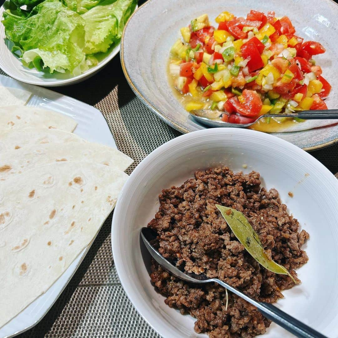 浦田麻緖さんのインスタグラム写真 - (浦田麻緖Instagram)「よーし‼️朝の配信終わって、今から🌮タコス🪇パーティーします🤣🤣🤣 食べに来る人𓀠𓀡 𓁉 𓀤？？ 包んで食べるのだーŧ‹”ŧ‹”(ฅ•ω•ฅ)ŧ‹”ŧ‹”  🪇🪇(❀♪'﹀'♪❀)♪＊¨‥♩❀♬🪇💃💃    #今朝はスパイシーな気分  #タコス  #巻いて食べるスタイル   #お野菜沢山食べられます  #yummy  #happy  #お家ご飯  #ひき肉です  #笑」9月16日 10時00分 - mao.urata