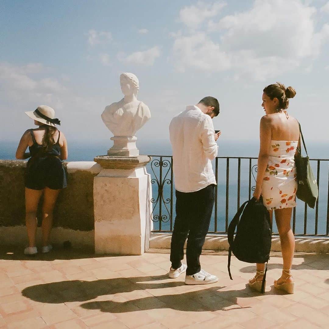パトリック・J・アダムスのインスタグラム：「Statuesque #leicacamera」