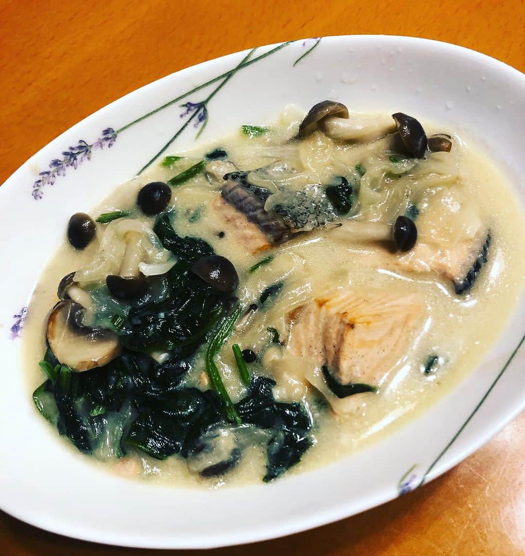 大和田獏のインスタグラム：「#ばくめし 生鮭とほうれん草のクリーム煮。 (生鮭、ほうれん草、玉ねぎ、ブラウンマッシュルーム、しめじ、牛乳、小麦粉、コンソメ、塩胡椒。オリーブ油。) お互いの食材の相性が良くて美味しかったです。」