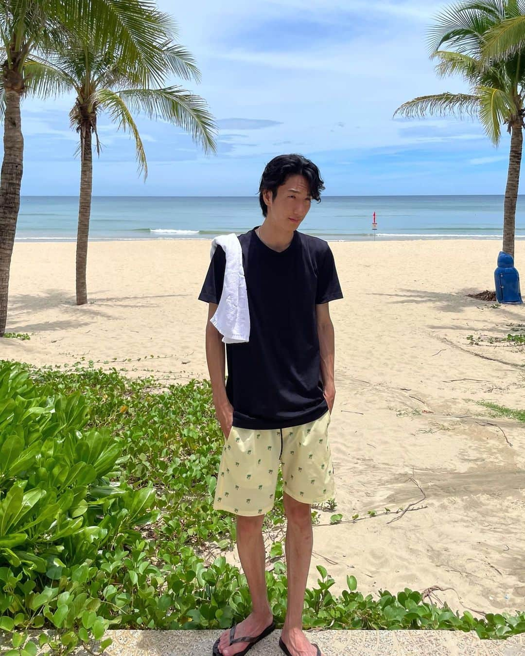 加藤友哉さんのインスタグラム写真 - (加藤友哉Instagram)「Just took my first shot at surfing in Danang🏄. Forgot the sunscreen, so I came back with a sunburn, landing me in a hospital when I got back home🌞  But, in so many ways, it's a challenge I'll never forget. Danang's beach is crystal-clear, the waves are gentle, making it a perfect spot for beginners.  Above all, I fell in love with this resort-style beachfront🏝️  ダナンの海で初めてサーフィンにチャレンジしました🏄 日焼け止めを塗り忘れたおかげでこれまでに無い日焼けをして帰国後病院に行く羽目になりましたがいろんな意味で思い出に残る挑戦でした🌞 ダナンの海はきれいで波も大きくないので初心者の方にもおすすめです 何よりこのリゾート感あるビーチ沿いが僕のお気に入り🌴  #danang #danangbeach #beach #vietnam #vietnamtravel #trip #sightseeing #tourism #surf #surfing #surflife #ダナン #ダナン旅行 #ダナン観光 #ダナンビーチ #ベトナム #ベトナム旅行」9月16日 10時14分 - tomoya_kato_