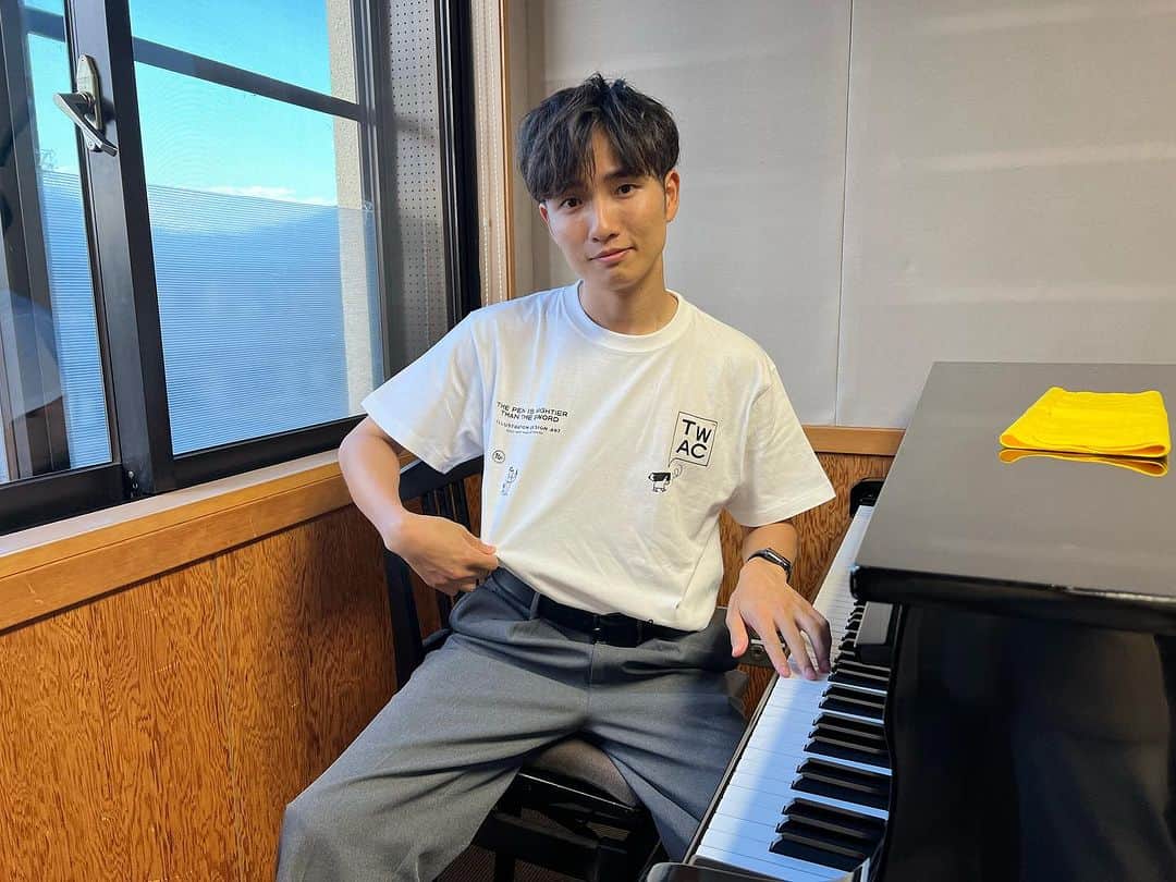 洲崎貴郁さんのインスタグラム写真 - (洲崎貴郁Instagram)「オシャレTシャツをゲットしてしまいました！！  Takeshi Wadaさんというデザイナーの方の物です。めちゃくちゃ可愛い！ 色んなグッズあるので覗いてみてねー！  モノトーンなのでピアノとコーディネートしてみました。  #ピアノ弾けへん #昔習ってたけどおまけのカルピスを出してくれへんくなったから辞めた #TakeshiWada」9月16日 10時11分 - runnysuzaki0504