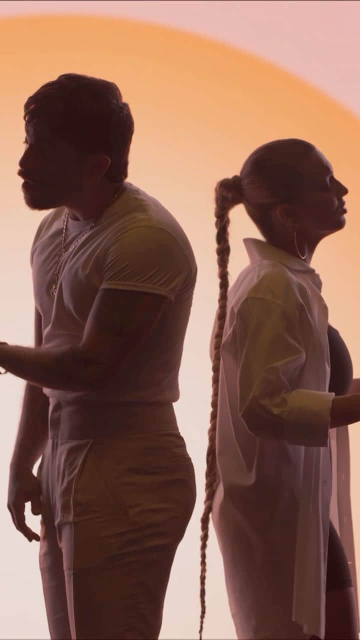トーライ・ケリーのインスタグラム：「young gun video featuring @jonbellion out now✨ directed by @andyhines.tv」
