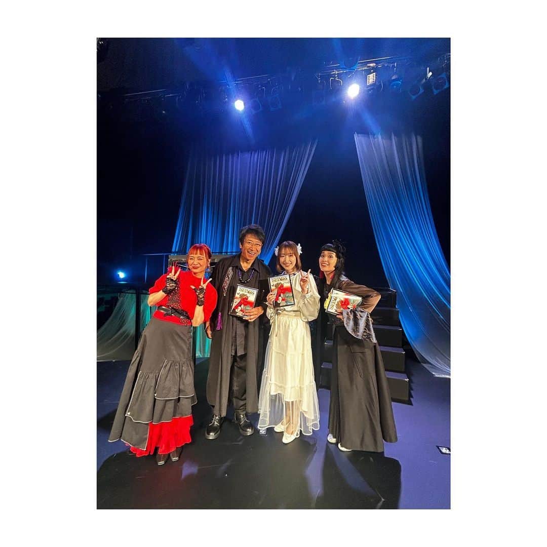 五十嵐裕美のインスタグラム：「井上さん、モモさん、小春さん。 皆さんおちゃめで可愛らしい🤭  マウス組の家族写真です。 森永くんは後輩力と可愛げがあるので現場でとっても愛されキャラでした！色んなとこで可愛がって貰うんやで☺️  マネージャーさんが、ひでくんと2人のシーンを見てエモい！同期！ってなっててなんか嬉しかったです😂 マネージャーさんもほぼ同期なんだ〜🫶」