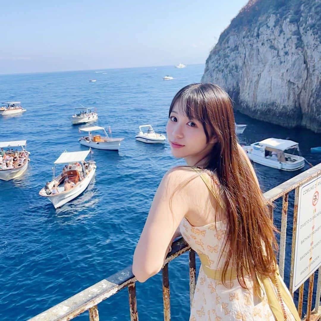 若松来海のインスタグラム：「blue grotto azzura 🚤🩵 ⁡ ⁡ ⁡   #capri #anacapri #naples #italy #japanese  #イタリア旅行  #カプリ島 #アナカプリ #青の洞窟 #bluegrotto #grottoazzurra  #cave  #shein購入品 #shein #ロイヤルカリビアン  #royalcaribbean #クルーズ #cruise #地中海 #Mediterranean #チャールズアンドキース  #charlsandkeith #海外旅行」