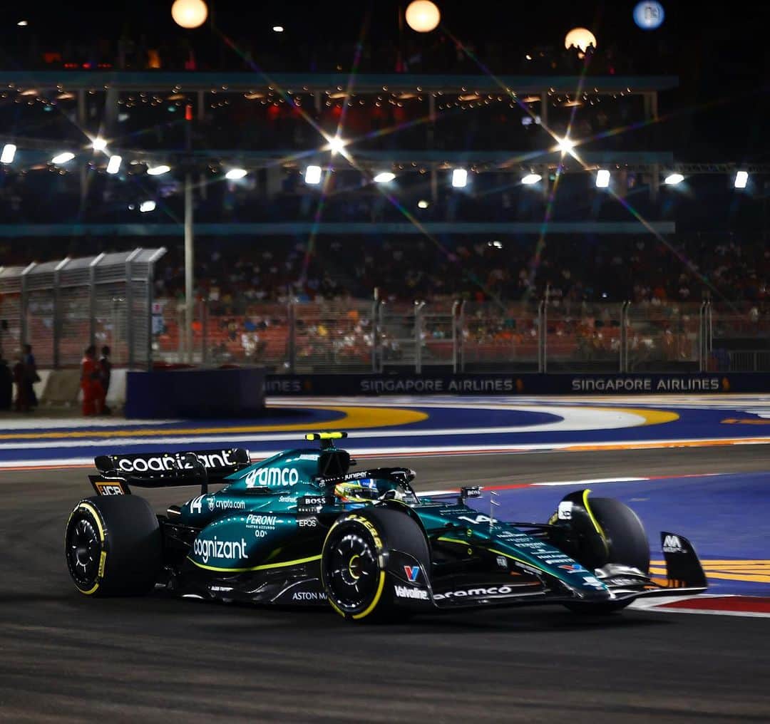 のインスタグラム：「Friday. Singapore. @astonmartinf1 #f1 #singapore #astonmartin」