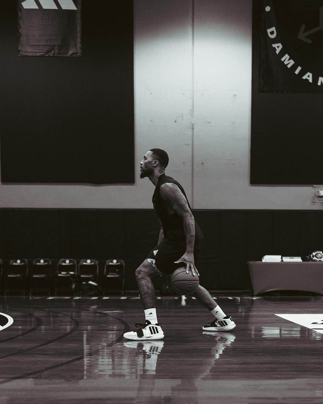 デイミアン・リラードのインスタグラム：「The Formula: Character + Hard Work + Accountability 365 days a year. 🧪  ‘The Most Criticized’ colorway of my #DAME8EXTPLY signature shoe is out now on adidas.com and select retailers.  #adidasbasketball #YKWTII ⌚️」