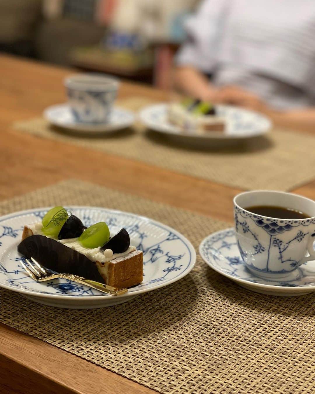 木本泉のインスタグラム：「- @mio_omodaka からの🎁  @patisserie.asakoiwayanagi   本当にどれをいただいても美味しい！ 見た目も綺麗🤍  お店に一度買いに行ってみたいと思いながら、、、まだ行けてない💨  パフェも美味しそうなんだよね😋  スイーツ食べて、こんなに美味しいと思ったのは久しぶり🩷  #patisserie.asakoiwayanagi  #タルト#ケーキ#スイーツ#東京カフェ#カフェ」