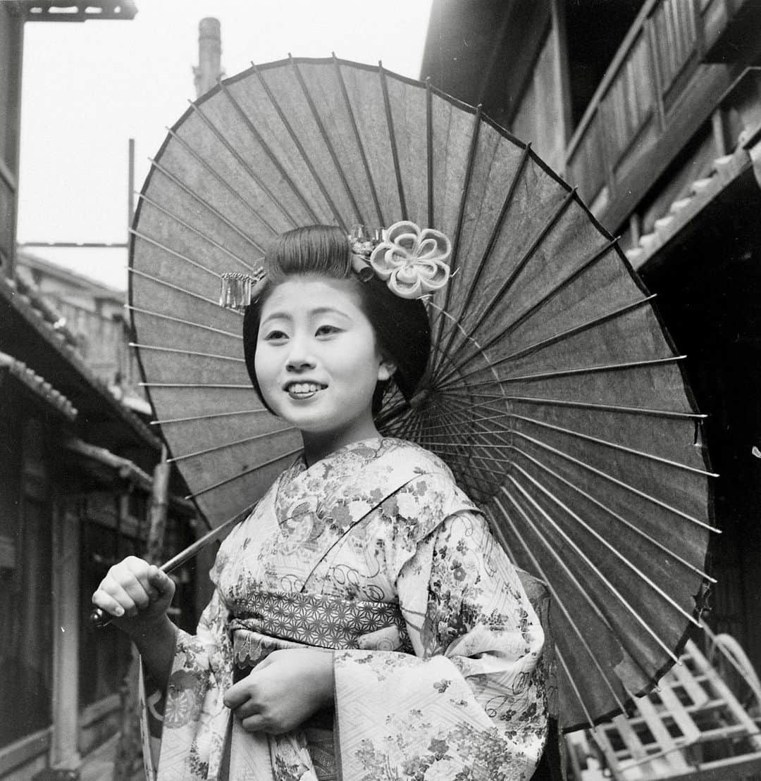 lifeさんのインスタグラム写真 - (lifeInstagram)「Geishas entertaining guests during a party in Japan, 1946.   (📷 Alfred Eisenstaedt/LIFE Picture Collection)   #LIFEMagazine #LIFEArchive #Geisha #Tradition #Japan #Party #1940s #AlfredEisenstaedt」9月16日 1時27分 - life