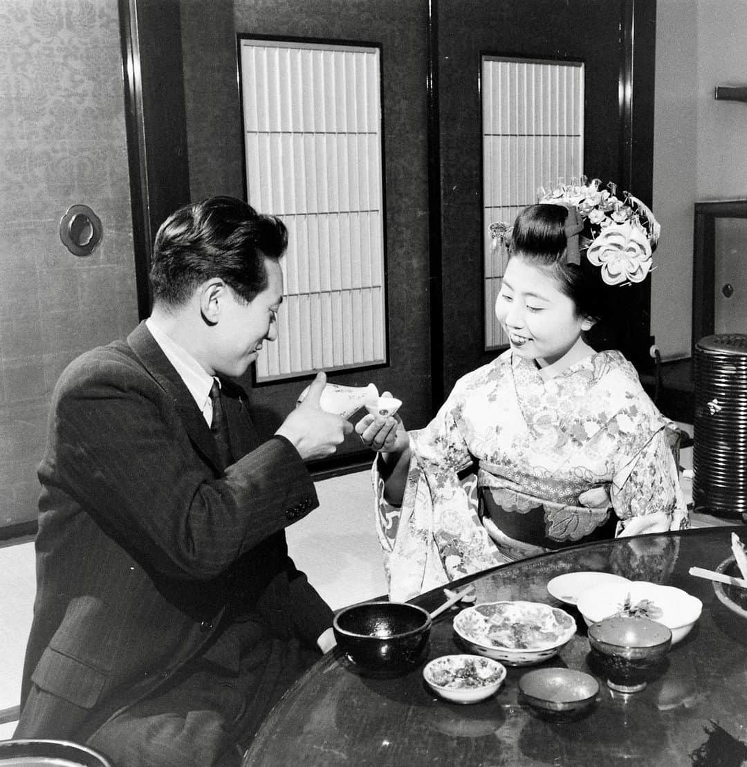 lifeさんのインスタグラム写真 - (lifeInstagram)「Geishas entertaining guests during a party in Japan, 1946.   (📷 Alfred Eisenstaedt/LIFE Picture Collection)   #LIFEMagazine #LIFEArchive #Geisha #Tradition #Japan #Party #1940s #AlfredEisenstaedt」9月16日 1時27分 - life