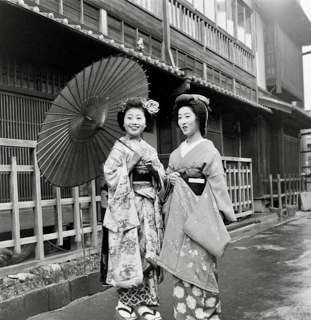 lifeさんのインスタグラム写真 - (lifeInstagram)「Geishas entertaining guests during a party in Japan, 1946.   (📷 Alfred Eisenstaedt/LIFE Picture Collection)   #LIFEMagazine #LIFEArchive #Geisha #Tradition #Japan #Party #1940s #AlfredEisenstaedt」9月16日 1時27分 - life