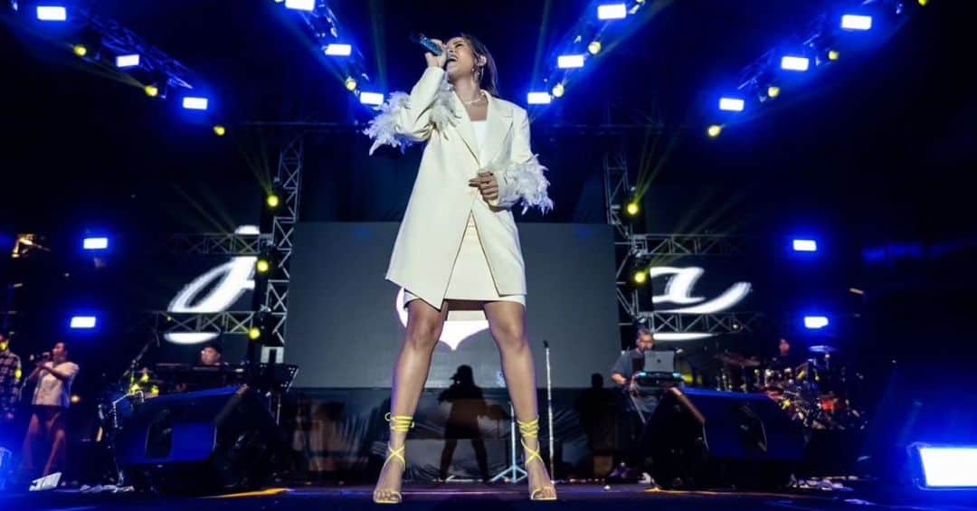 Raisa Andrianaのインスタグラム：「Mengawali panggung bulan ini di Pontianak. Maafkan untuk postingan yang selalu telat inii. Love you guys!  Makeup // @ferryfahrizal Hair // @ibaayy___ Stylist // @elcofrebliaman Photo // @nareend」