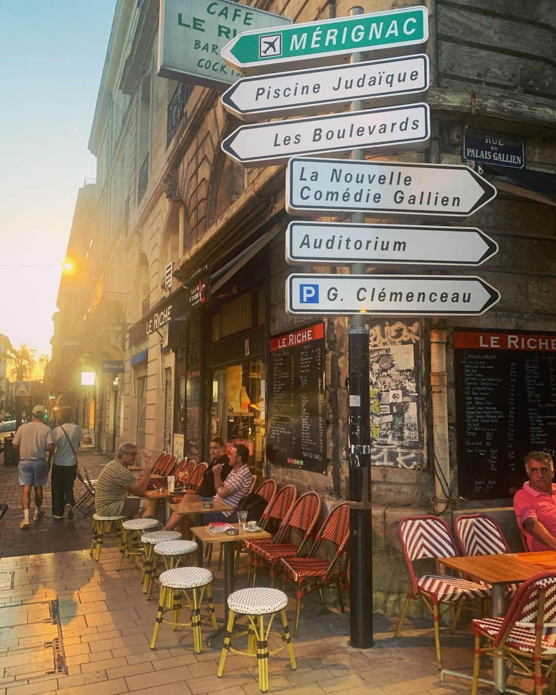 近藤しづかさんのインスタグラム写真 - (近藤しづかInstagram)「ボルドーに着いて お散歩していたら おいしいレストランに出会えた 📍@leclemenceau_bordeaux   ボルドーはカヌレ以外にも 牡蠣で有名な地方なんだって🦪🥂  牡蠣が新鮮で とびきりおいしい〜っ!! ここにいると毎日ワイン飲み過ぎちゃうな☁️  #bordeaux #フランス旅行 #ボルドー #ボルドー旅行 #ヨーロッパ旅行 #フランス旅行記 #ボルドー観光」9月16日 1時30分 - shizuka_kondo