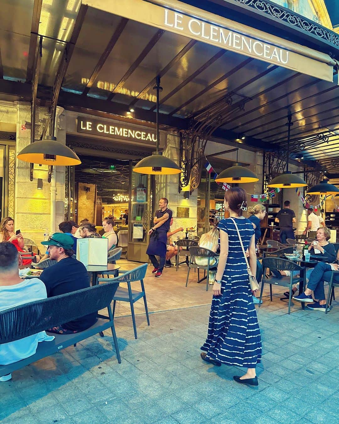 近藤しづかのインスタグラム：「ボルドーに着いて お散歩していたら おいしいレストランに出会えた 📍@leclemenceau_bordeaux   ボルドーはカヌレ以外にも 牡蠣で有名な地方なんだって🦪🥂  牡蠣が新鮮で とびきりおいしい〜っ!! ここにいると毎日ワイン飲み過ぎちゃうな☁️  #bordeaux #フランス旅行 #ボルドー #ボルドー旅行 #ヨーロッパ旅行 #フランス旅行記 #ボルドー観光」
