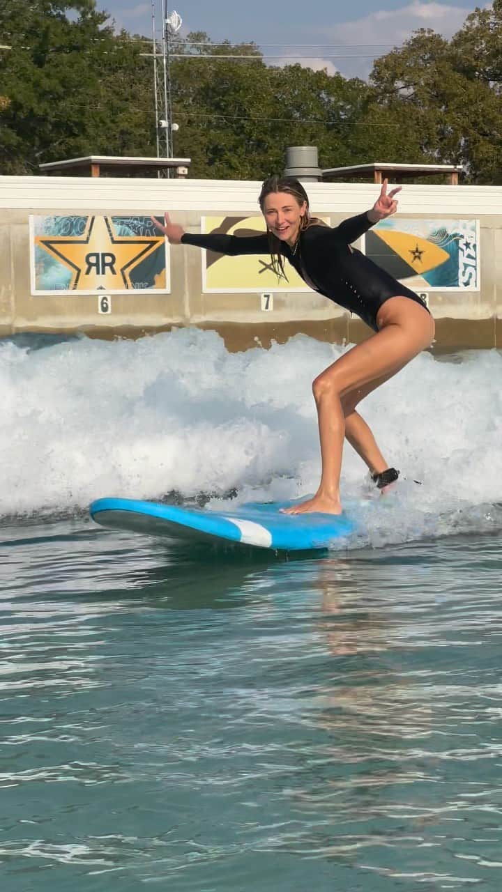 Ludi Delfinoのインスタグラム：「Do I look like a professional surfer yet? 😂🏄🏼‍♀️ With zero experience and not being good at water sports, I had so much fun. Thank you @burnsjcb what a great experience and happy birthday.」