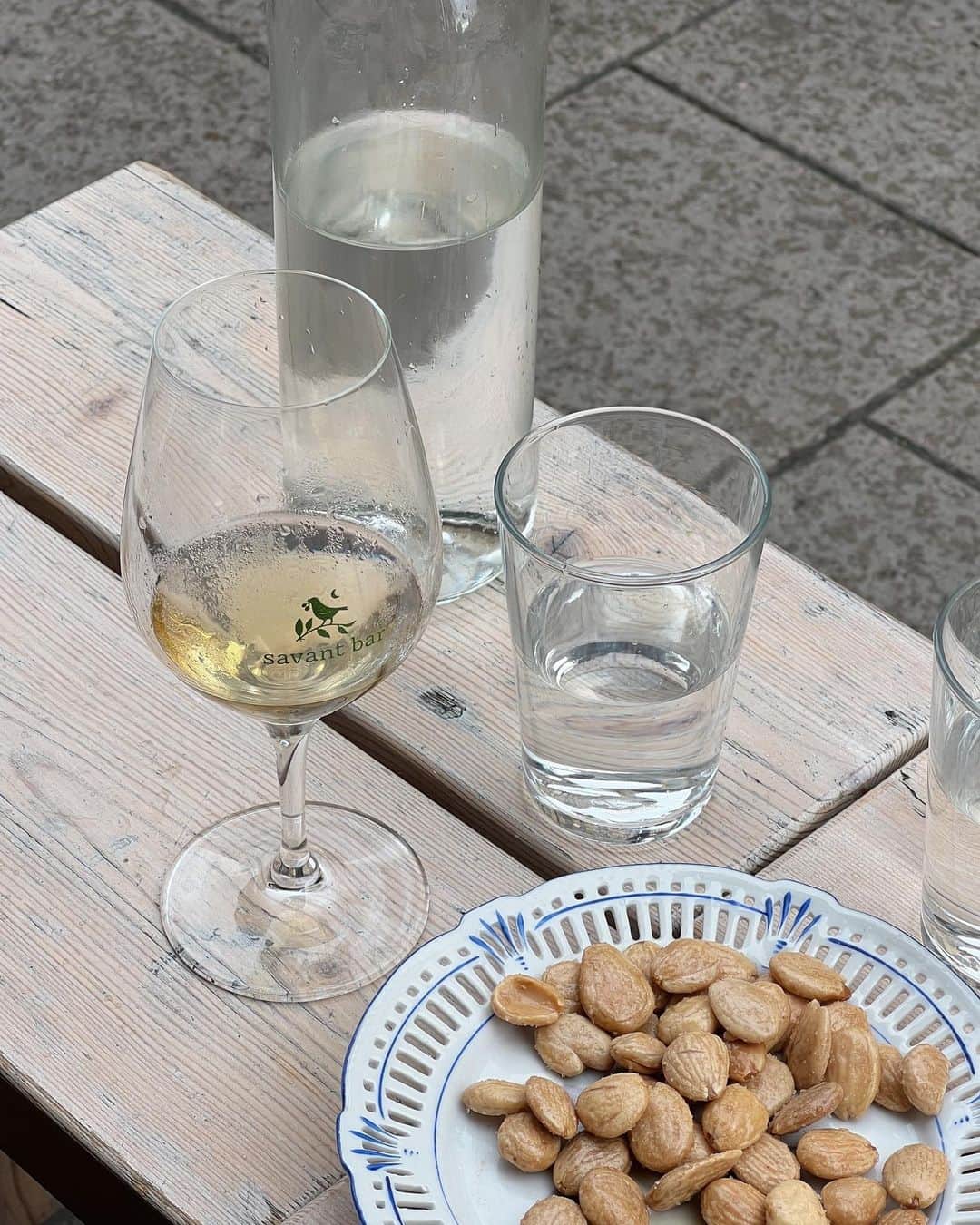 Carin Olssonのインスタグラム：「6 from Stockholm 🫶🏻  1) Refusing to not sit outside even when the Swedish summer rain starts  2) Little friends on the way to dinner on Skeppsholmen 3) Café-hopping on Södermalm 4) Another favourite wine bar “Ambar” 5) Late summer sky 6) Evenings with loved ones」