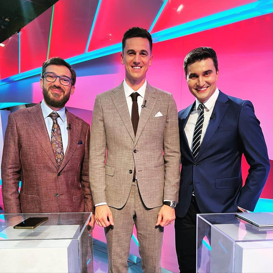 のインスタグラム：「Odată cu startul noului sezon de #premierleague 🦁 am început o nouă emisiune dedicată exclusiv campionatului englez 🙌🏻 Ne puteți urmări în fiecare Vineri la ora 23:30 pe Prima Sport⚽️」