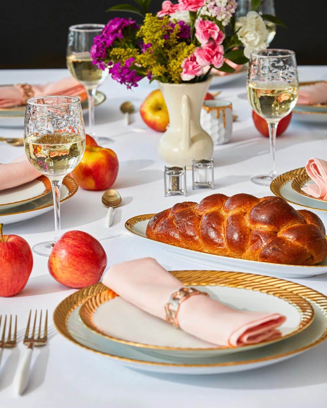 Saks Fifth Avenueのインスタグラム：「Shana Tova. Wishing all those who celebrate a happy and healthy Rosh Hashana. 🍎🍯」