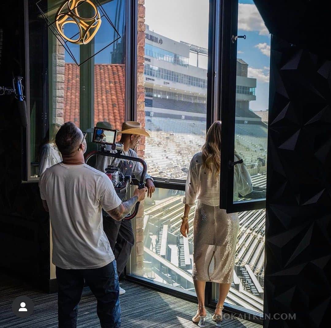 エリン・アンドリューズのインスタグラム：「This is cool @ba_xo_la @nflonfox」