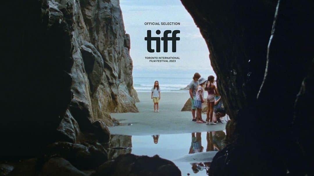 アライ・マキのインスタグラム：「Our feature film ‘Seagrass’ had its World Premiere at @tiff_net and I am still overcome with emotion. From day 1, I felt a kinship with @meredithhamabrown that would continue to grow over the past two years. Mere is a filmmaker who is so special and steadfast with her vision, and executes with a beautifully focused passion and empathy. So in awe of her. Seagrass is a story that closely mirrors my family history, but further expanded my worldview to the Japanese Canadian experience during the 90’s. It’s a beautiful story of how intergenerational trauma is carried down to subsequent generations, specifically Japanese Canadians/Americans.⁣ ⁣ Not only was I able to play the role of Judith, a name my real mother shares, it was my first time being an executive producer on a film. The experience was extraordinary. We shot entirely on film, a testament to our entire phenomenal cast and crew. Our brilliant young cast including @remymarthaller @blossomnyha @hannah_bos_official taught me more than I could ever know about staying present and finding beauty in the unknown. ⁣ ⁣ I’ve found forever creative partners and friends in Meredith and @norm_li . They’re people you want to break bread with and pour your heart to. They’re people who care about making movies to move people. Love you both so much.⁣  ⁣ We are in the midst of a very important time in our industry, breaking ground in vital ways for the necessary protection and equity of creatives. We are grateful to SAG-AFTRA for their permission and support of our film and for truly independent films overall. Independent films are our industry’s lifeblood, bringing new worldviews and oftentimes underrepresented narratives to the surface. *Credits in the caption*」