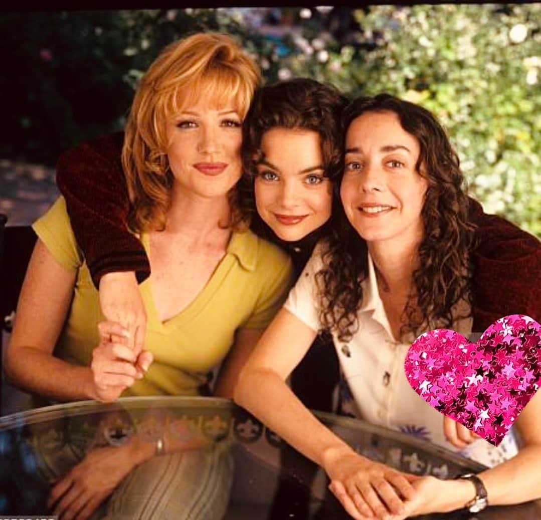 ポピー・モンゴメリーのインスタグラム：「#fbf … to when we were the Lukens sisters 🥰  HAPPY BIRTHDAY beautiful Bella Bella  @kimberlywilliamspaisley ! 💕  Love you so @kimberlywilliamspaisley @janewadams   #relativity circa #1996」