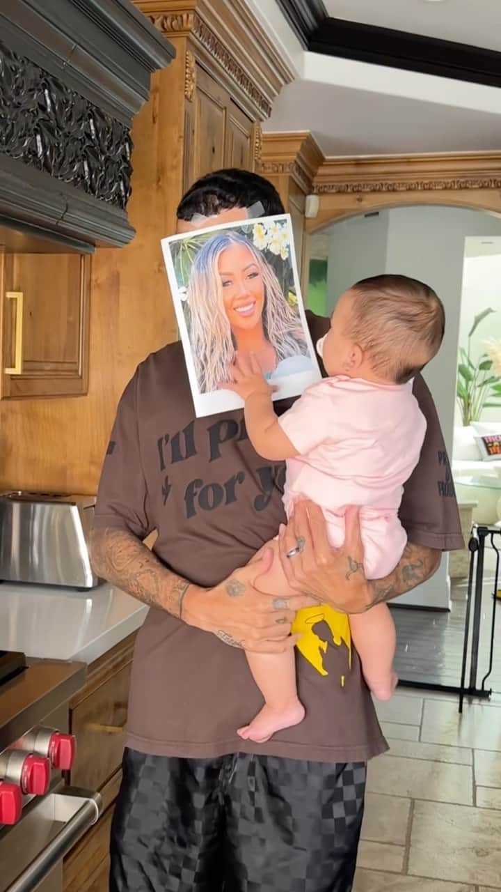 リアン Vのインスタグラム：「When your baby is a mommy’s girl 😂 @wearethebenjamins」