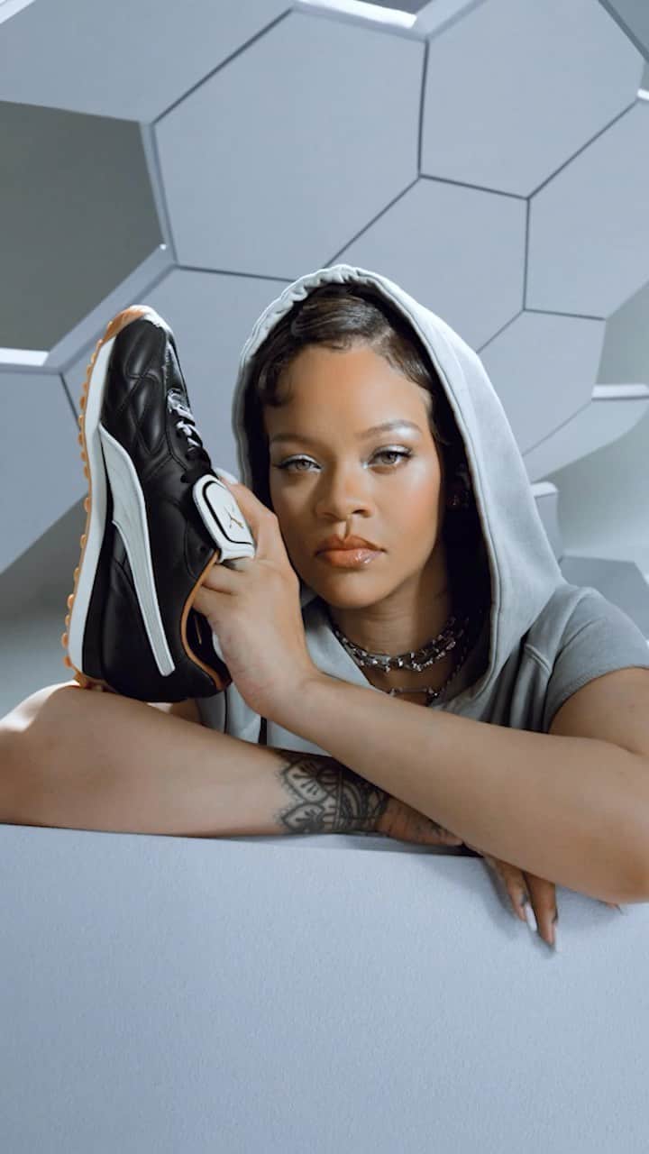 プーマのインスタグラム：「Classic sport for everyone. #FENTYxPUMA Avanti by @badgalriri is out now.​」