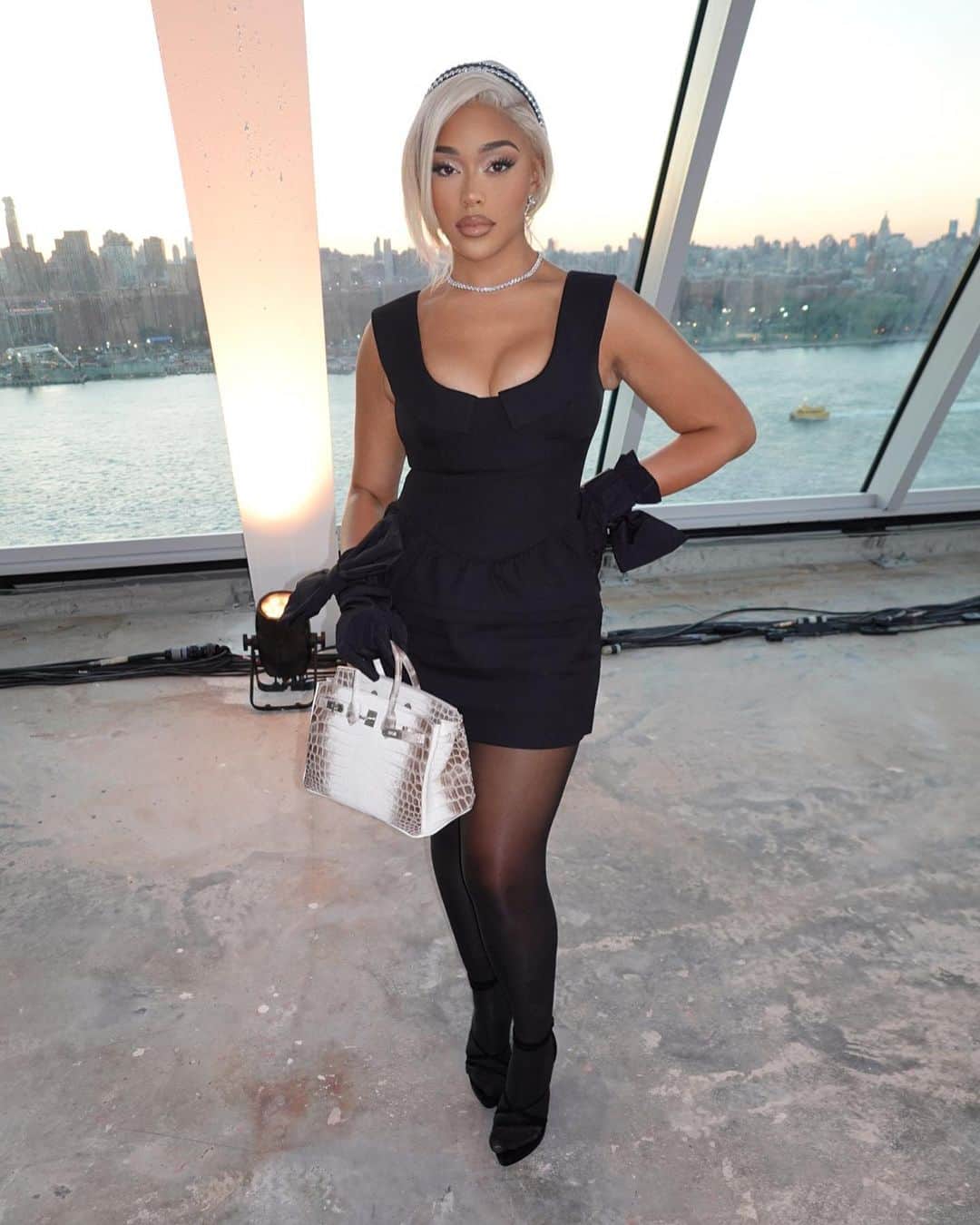 ジョーディン・ウッズのインスタグラム：「date night with @hermes 🖤」