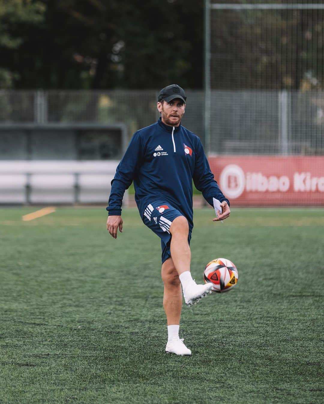 イバイ・ゴメスのインスタグラム：「Mañana tenemos un nuevo reto, una nueva oportunidad ⚽️ • Jornada 3: Arenas Club - @santutxu.fc 🔴🔵 • ⏰ Sábado 17:00 📍Gobela」